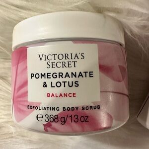 Victoria’s Secret. BODY CARE
Natural Beauty Exfoliating Body Scrub -NEW